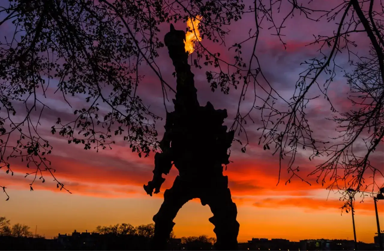 Żywa rzeźba: odkryj fascynujący świat interaktywnej sztuki