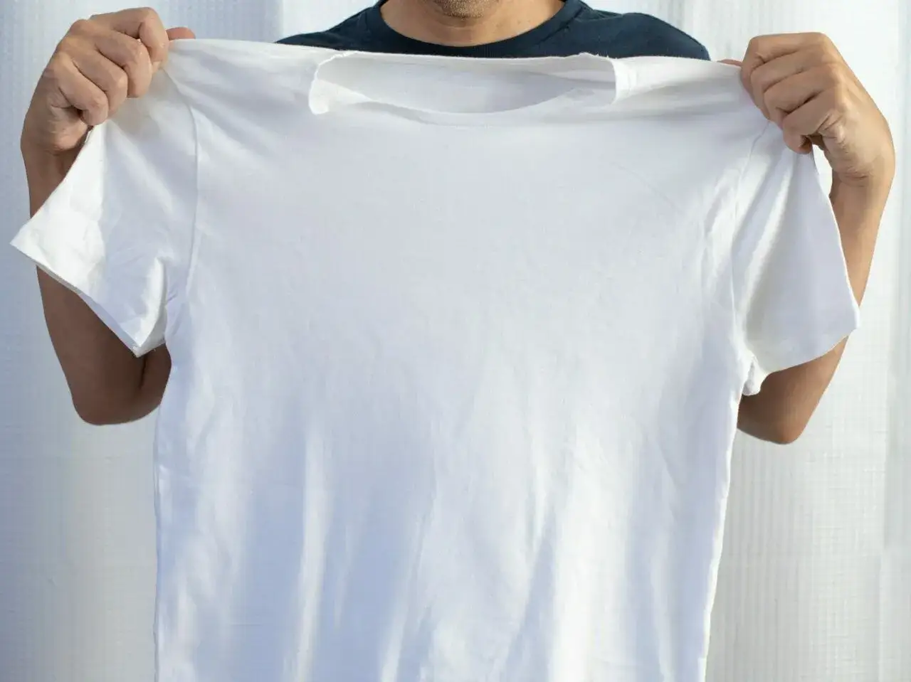 Jak usunąć plamy z białej bluzki? Skuteczne domowe sposoby