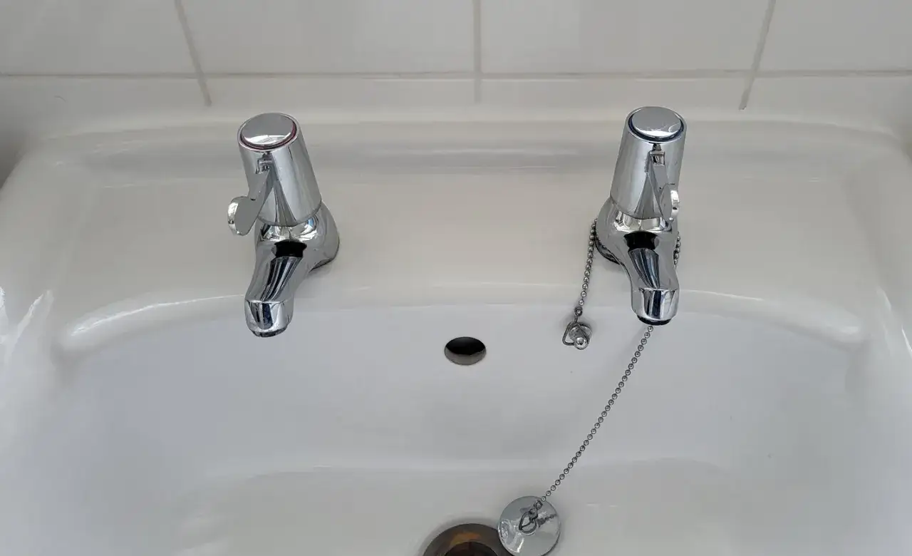 Dlaczego w Anglii są dwa krany? Zaskakujące powody tego zwyczaju