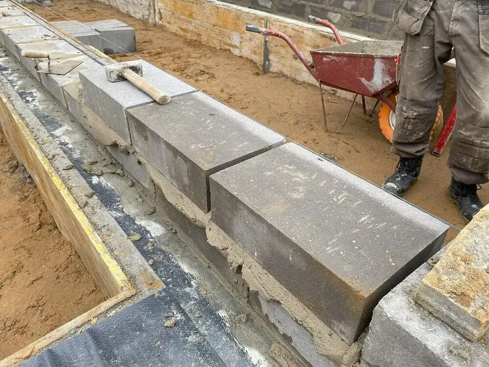 Jaką zaprawą murować bloczki betonowe, aby uniknąć błędów?