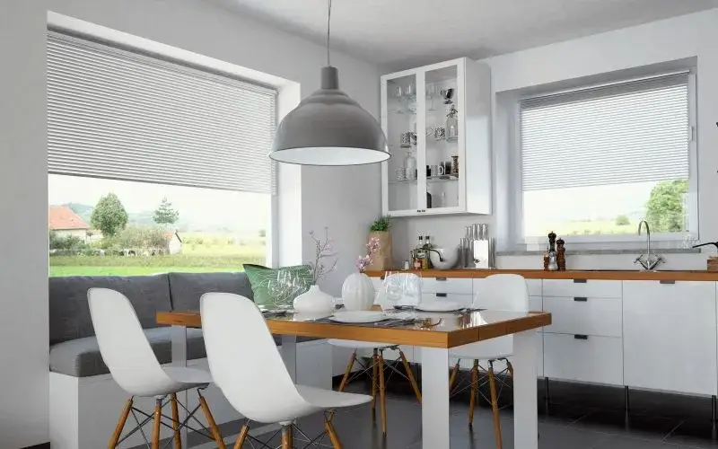 Jakie dodatki do szaro-białej kuchni nadadzą wnętrzu niepowtarzalny charakter