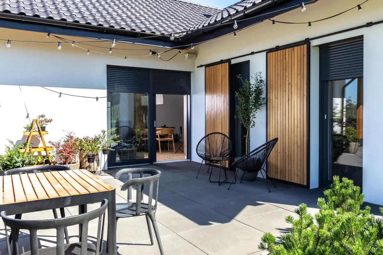 Nowoczesne rolety zewnętrzne – komfort, estetyka i bezpieczeństwo