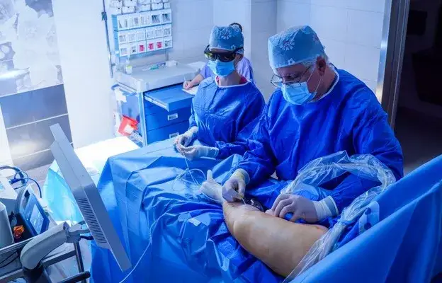 Żylaki: Jakiego lekarza wybrać? Flebolog, angiolog, chirurg