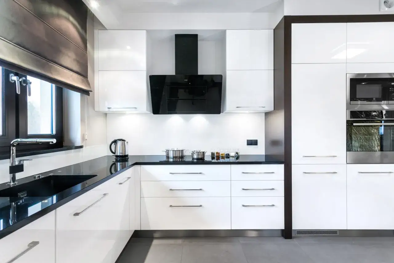 Jak zabudować przestrzeń nad szafkami kuchennymi i zyskać więcej miejsca?