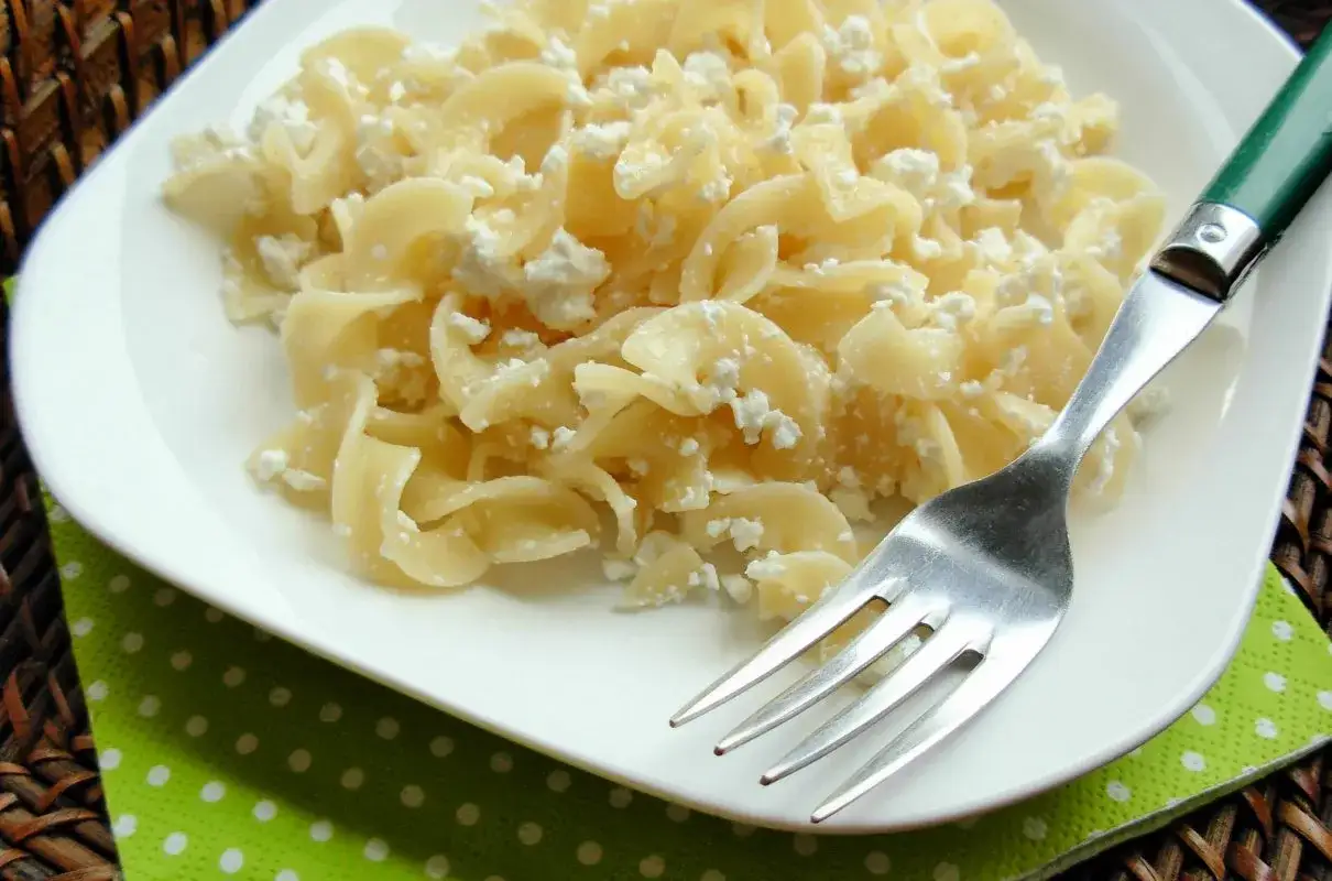 Pyszny makaron z serem białym dla dzieci, proste i zdrowe danie.