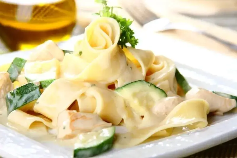 Szybkie i zdrowe spaghetti z cukinii z kurczakiem na obiad