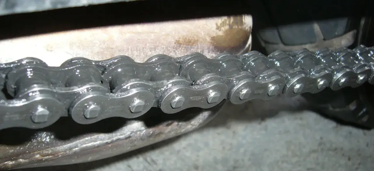 Jak skrócić łańcuch motocyklowy? Bezpiecznie i precyzyjnie.