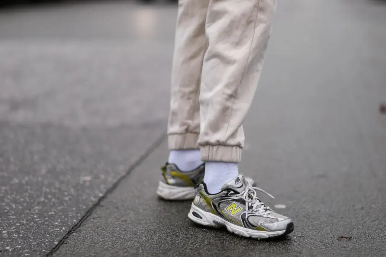 Jakie buty do spodni z gumką na dole - stylizacje, które zachwycą