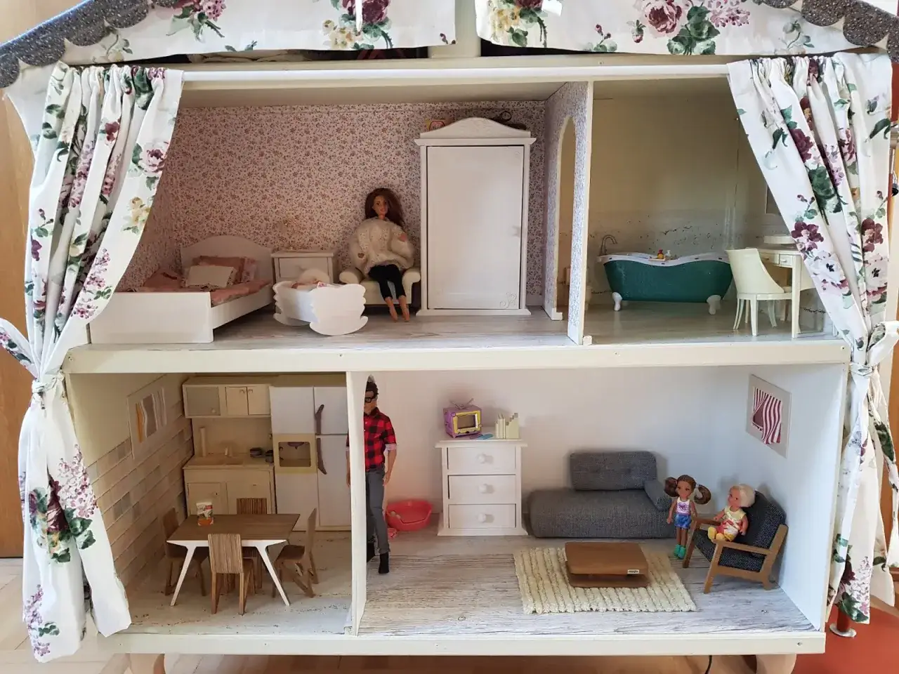 Magiczny domek dla lalek: Inwestycja w rozwój dziecka? Sprawdź!