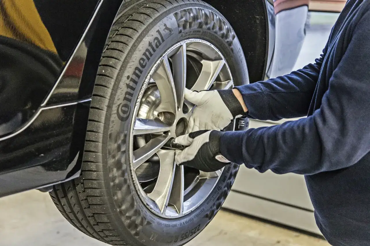 Wymiana koła: Zawsze na biegu lub P, nigdy na luzie! Poradnik eksperta