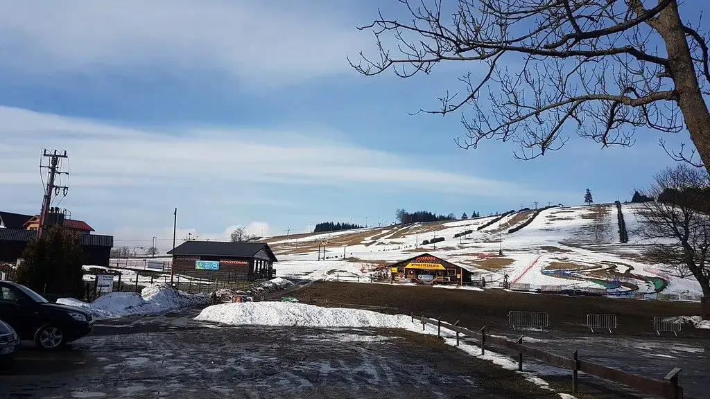 Gdzie parking za darmo przy Przełęczy Sokolej? 5 ukrytych miejsc!