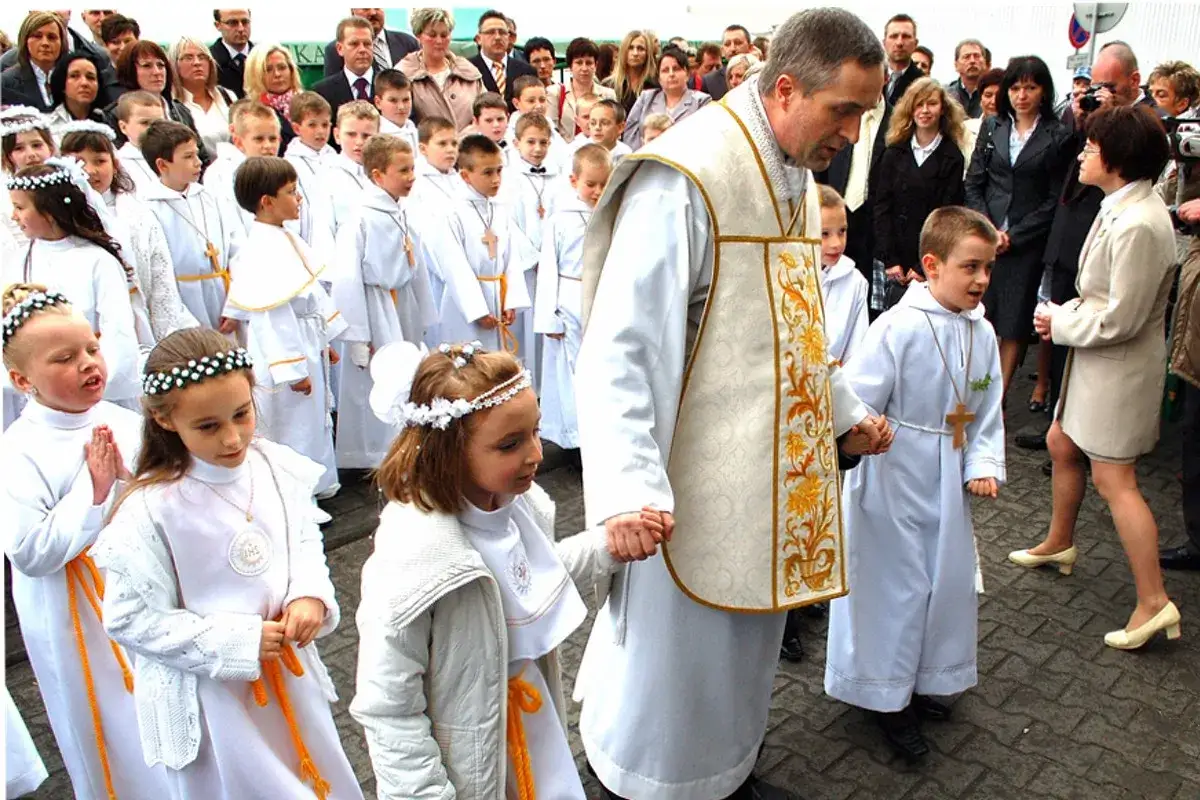 Ile lat na komunię? Standardowy wiek i wczesna komunia