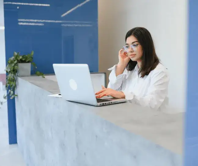 Devire – co to za firma i jakie usługi oferuje w rekrutacji?