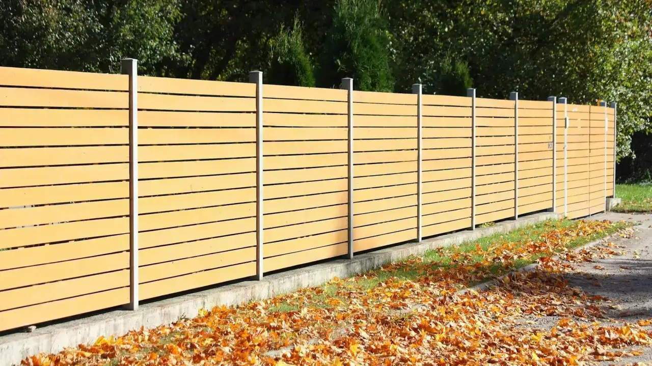 Jakie drewno na ogrodzenie wybrać, aby uniknąć kosztownych błędów?