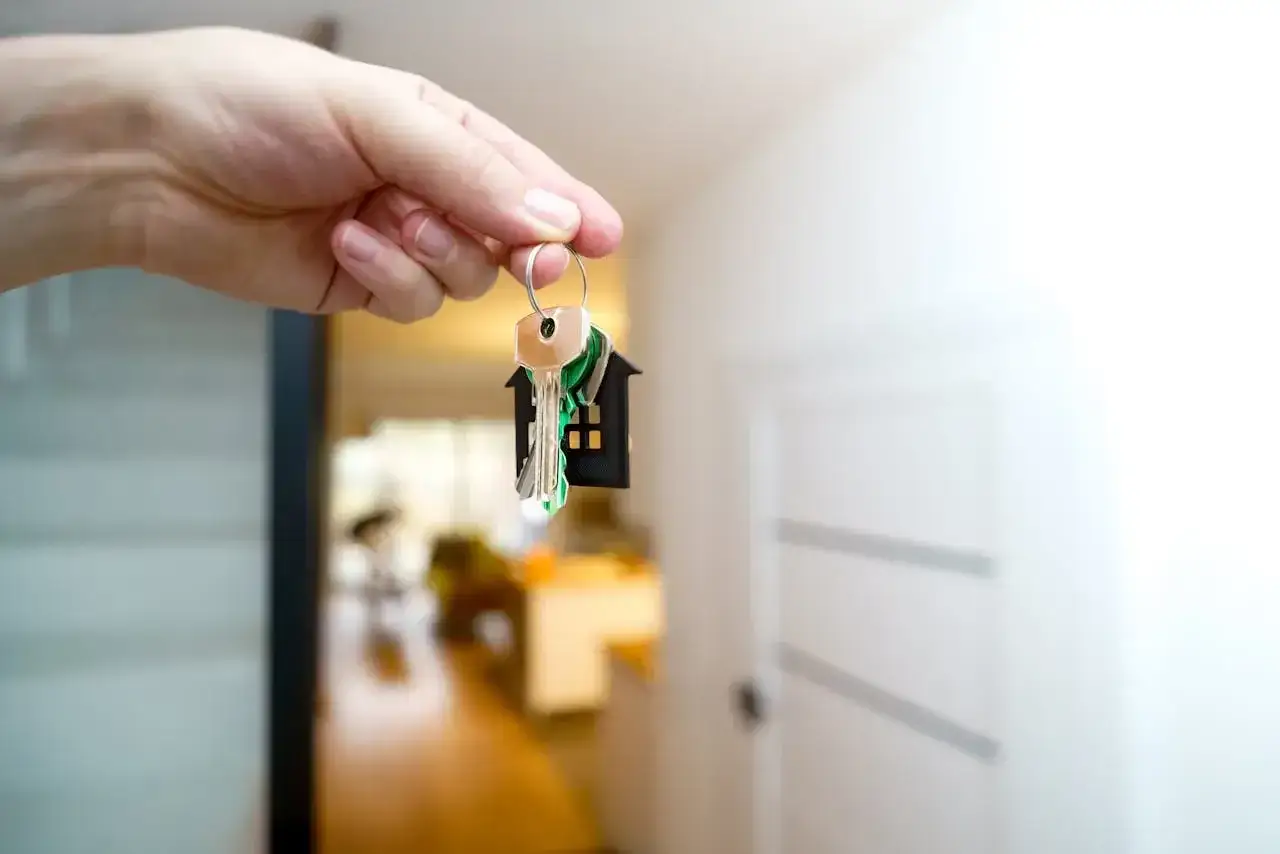 Klucze do domu, symbolizujące nowe możliwości. Zastanawiasz się, ile pokoi można wynajmować bez działalności?