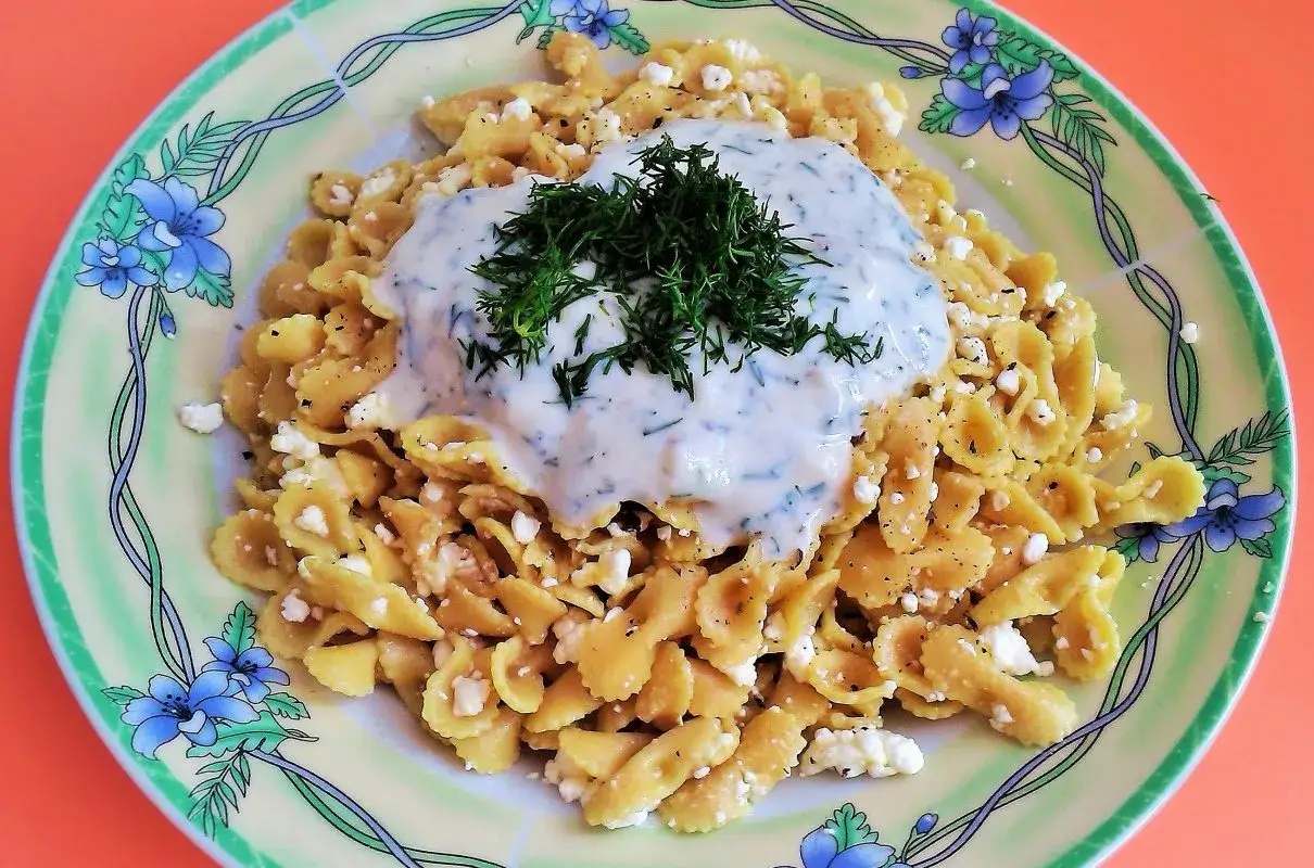 Pyszny makaron z twarogiem i koperkiem, idealny na szybki obiad. Przepis na makaron z twarogiem jest prosty i satysfakcjonujący.