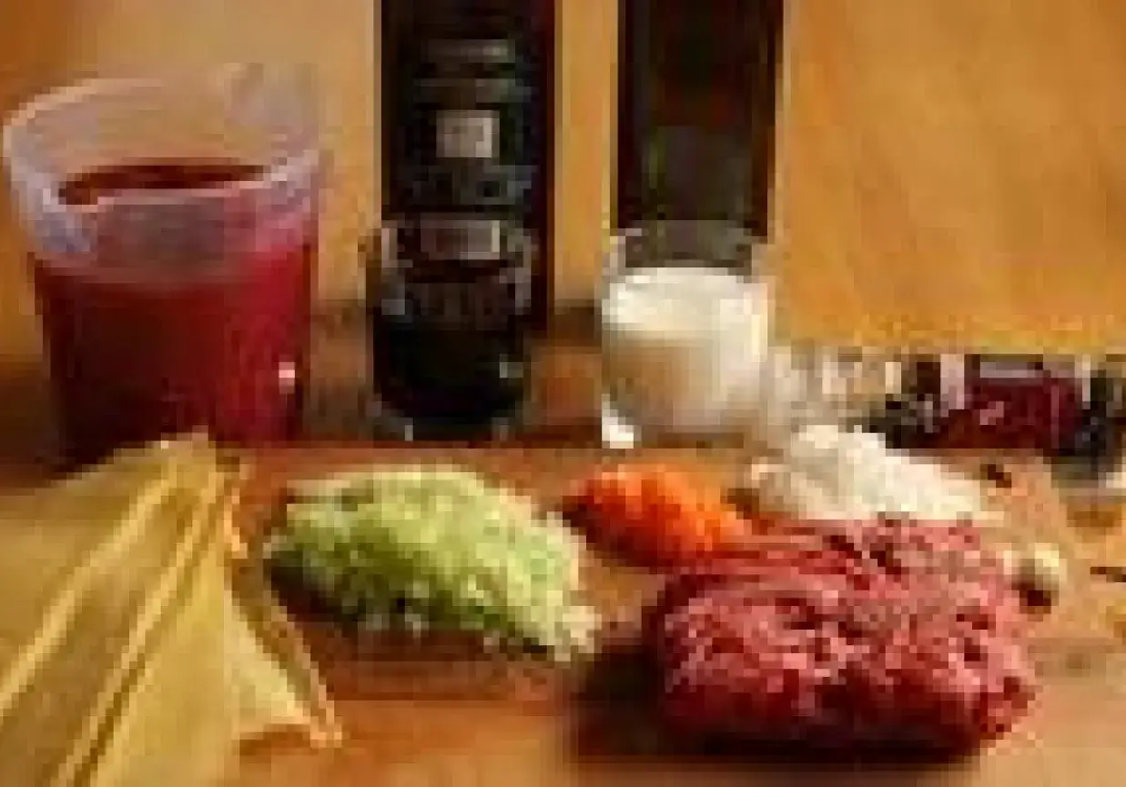 Składniki na sos boloński: mielone mięso, marchew, seler, cebula, pomidory, mleko, wino i makaron. Idealne mięso na spaghetti.