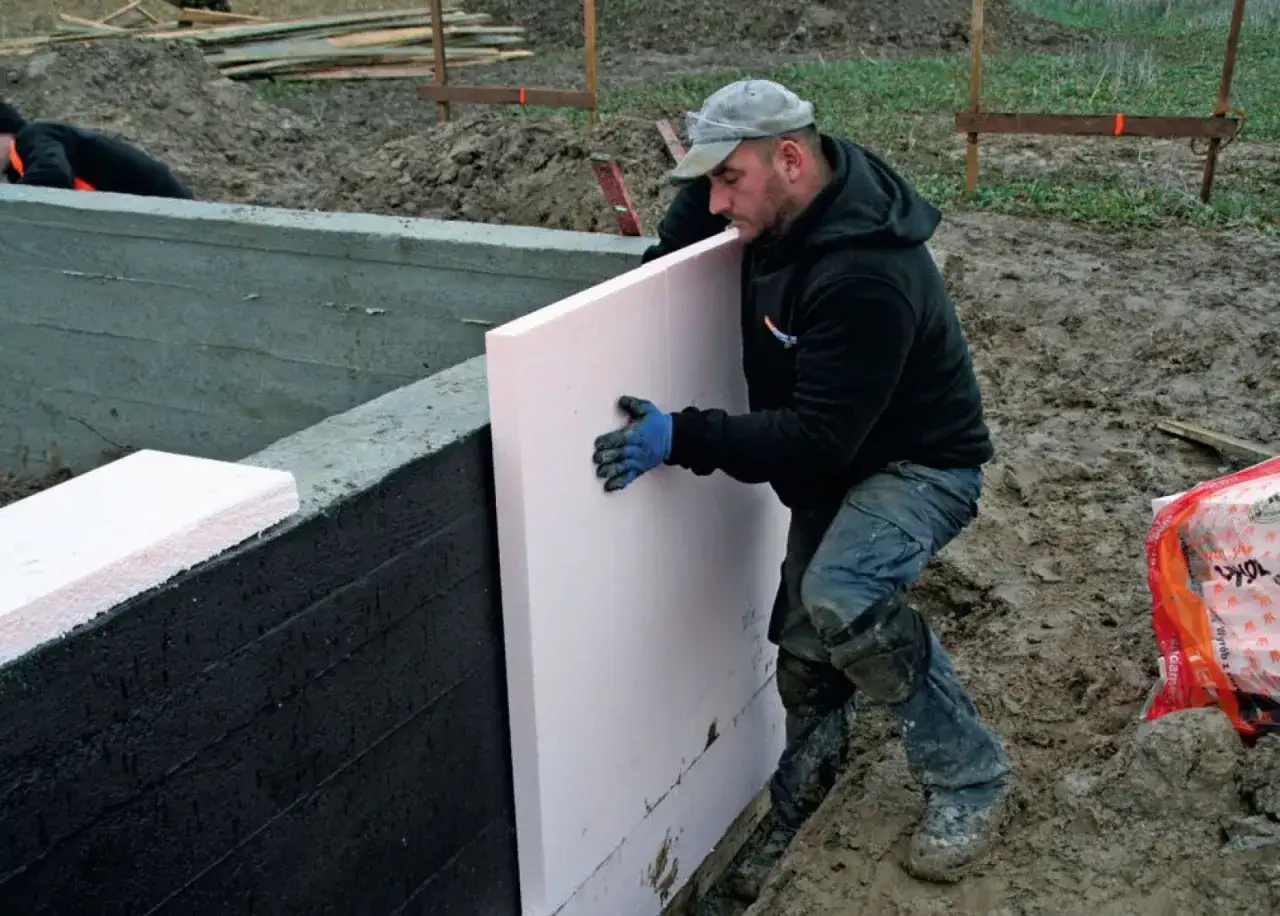 Jak zabezpieczyć fundamenty na zimę, aby uniknąć kosztownych uszkodzeń