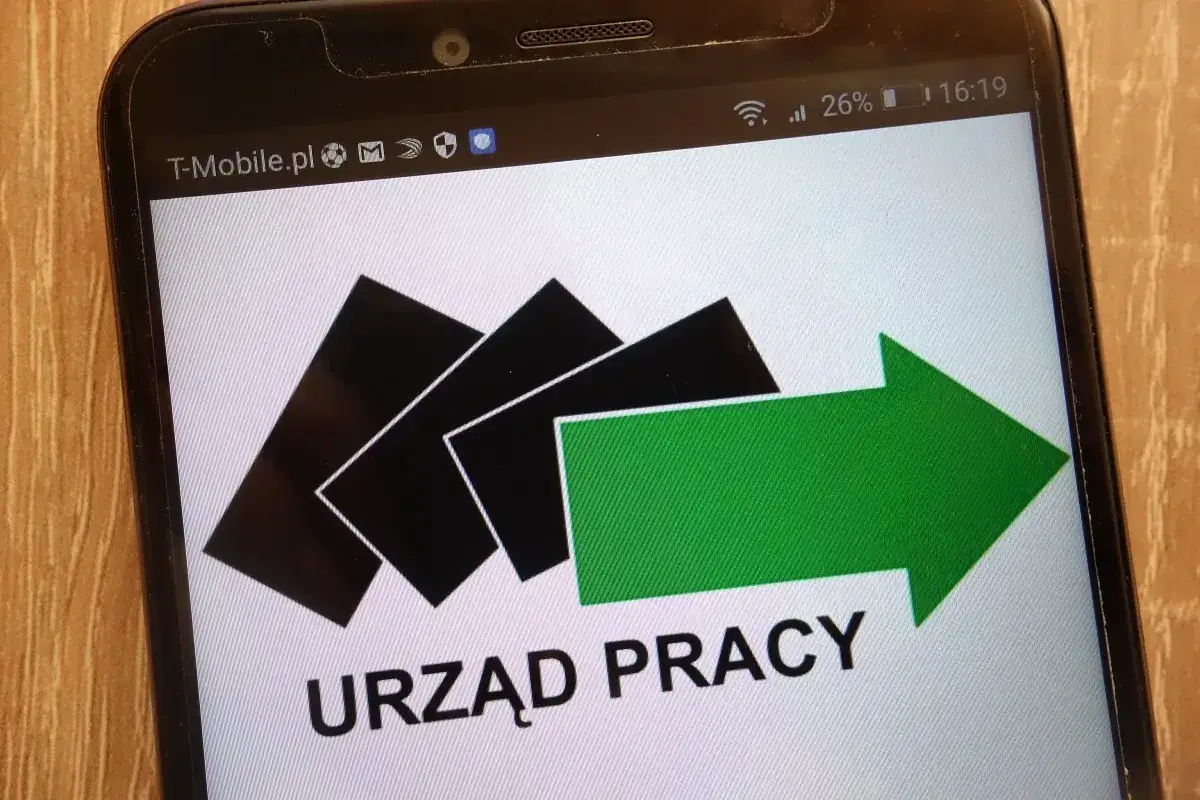Płatny staż z urzędu pracy: ile wynosi stypendium stażowe w 2024? Na ekranie telefonu widoczny jest symbol Urzędu Pracy.
