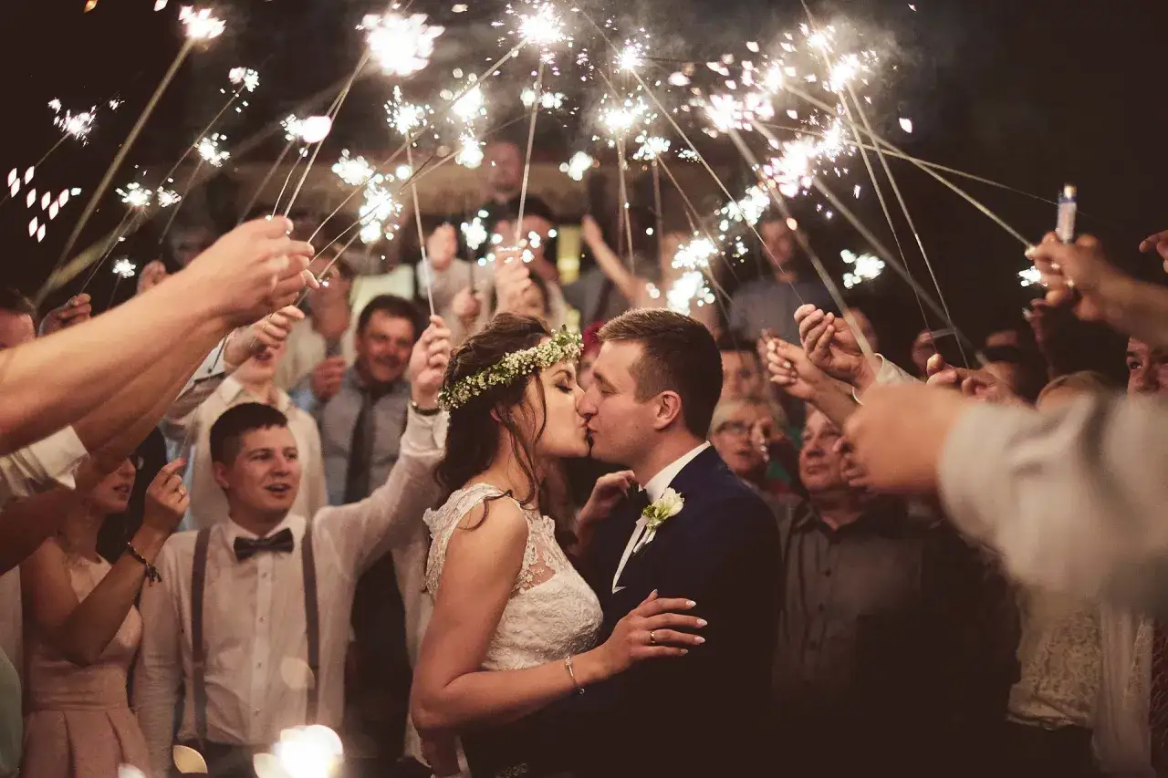 Jakie zimne ognie na wesele wybrać, aby uniknąć rozczarowania?