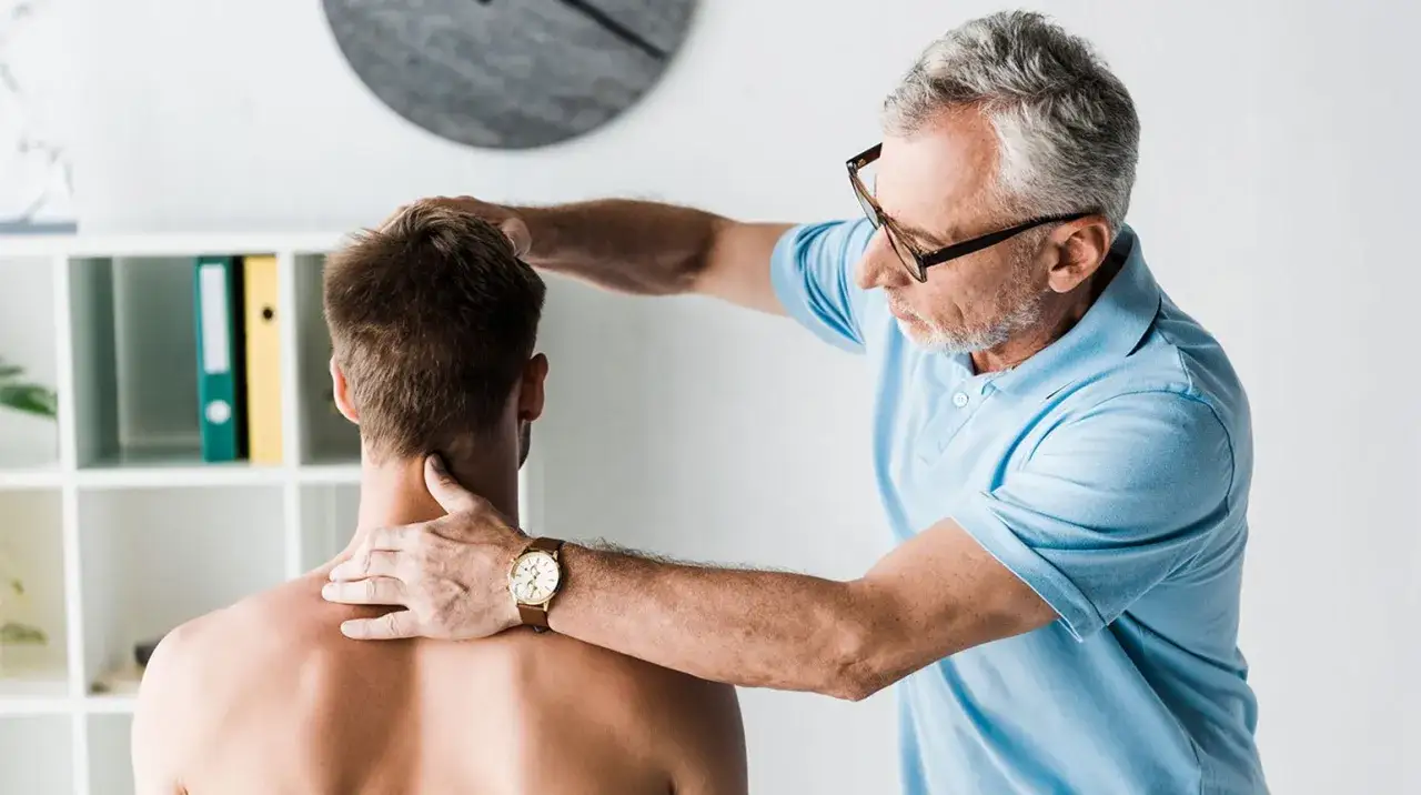 HWS Bandscheibenvorfall: Kribbeln in Armen & Händen lindern