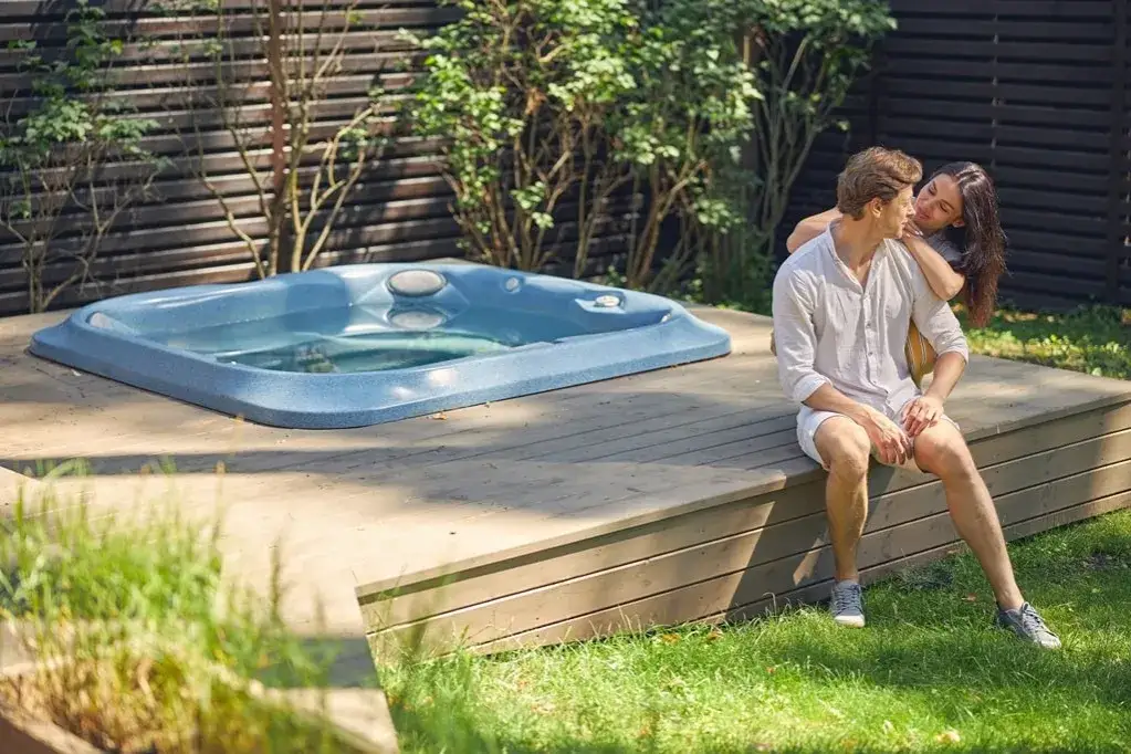 Najlepsza chemia do jacuzzi ogrodowego - uniknij problemów z wodą