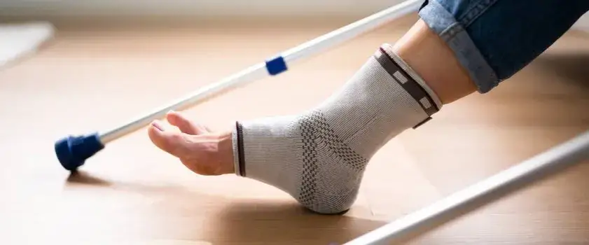 Czym się różni zwichnięcie od skręcenia? Kluczowe informacje i objawy