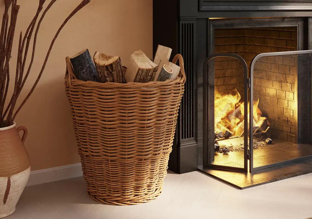 Koszyk z drewnem, gotowym do rozpalenia ognia. To właśnie paliwo stałe, co to jest, czyli drewno, ogrzeje Twój dom.
