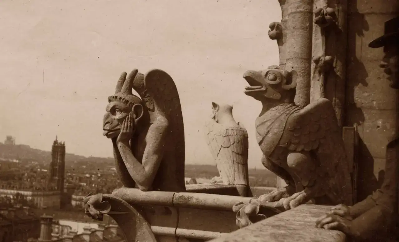 Kamienne stwory, w tym zamyślony gargulec Notre Dame, obserwują Paryż z wysokości.
