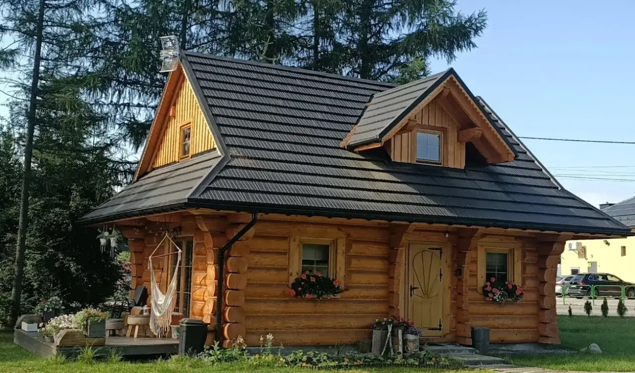 Czy warto budować dom z bali? Koszty, zalety i wady inwestycji