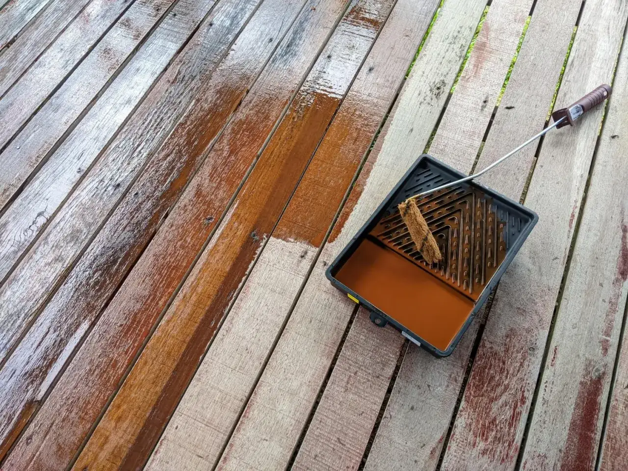 Drewniana podłoga odzyskuje blask. Widać, jaką farbą pomalować boazerię, by nadać jej nowy wygląd.