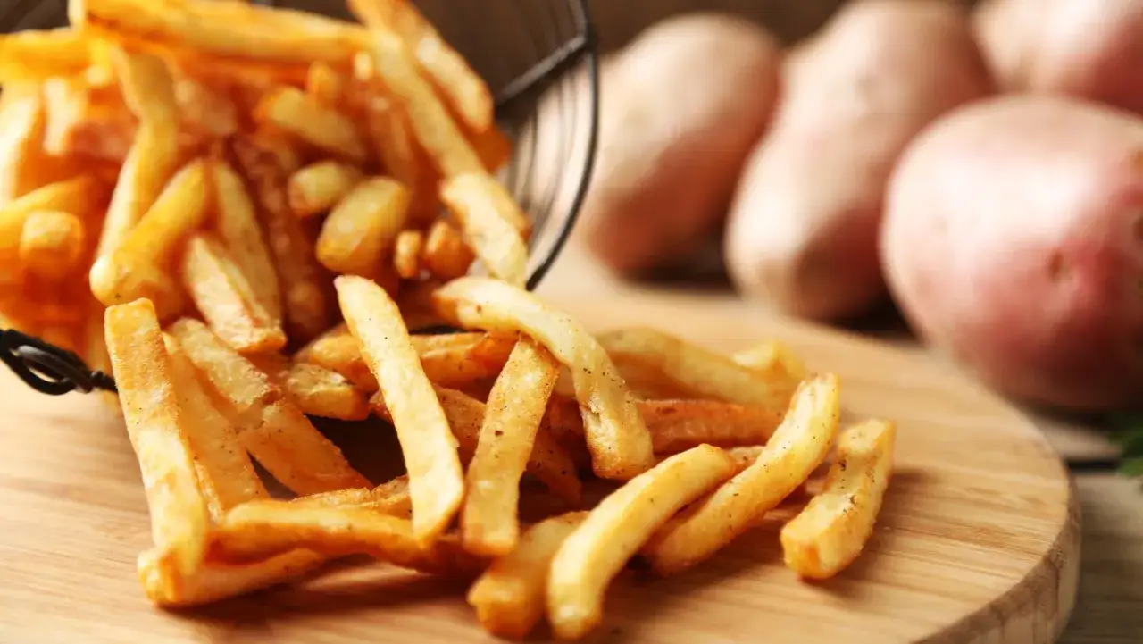 Jak pokroić ziemniaki na frytki? Sekrety chrupkości!