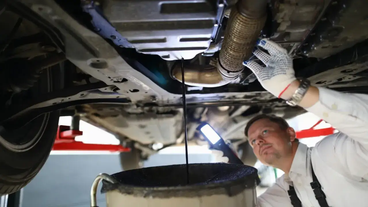 Motorölbehälter entsorgen: So geht's richtig & kostenlos