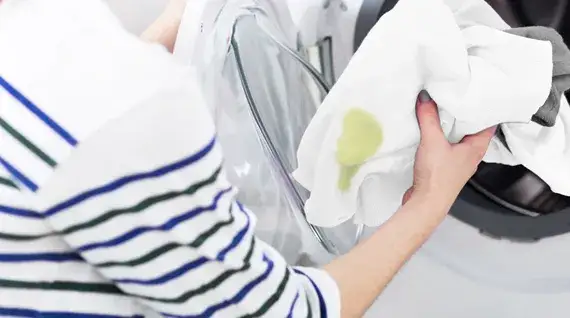 Motoröl aus Kleidung entfernen: Schnelle und effektive Methoden