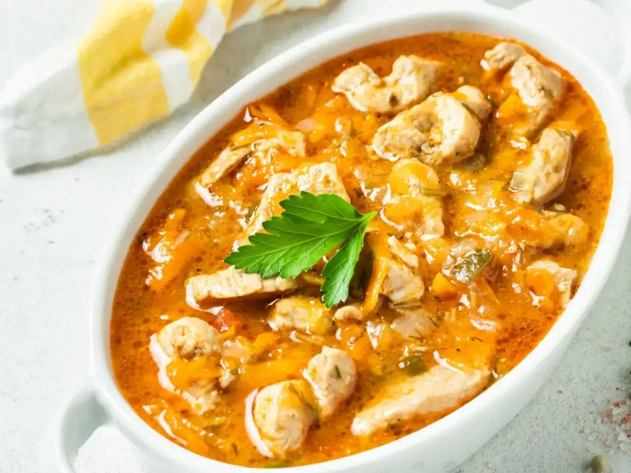 Indyk w sosie: Koniec z suchym mięsem! Sprawdź przepis