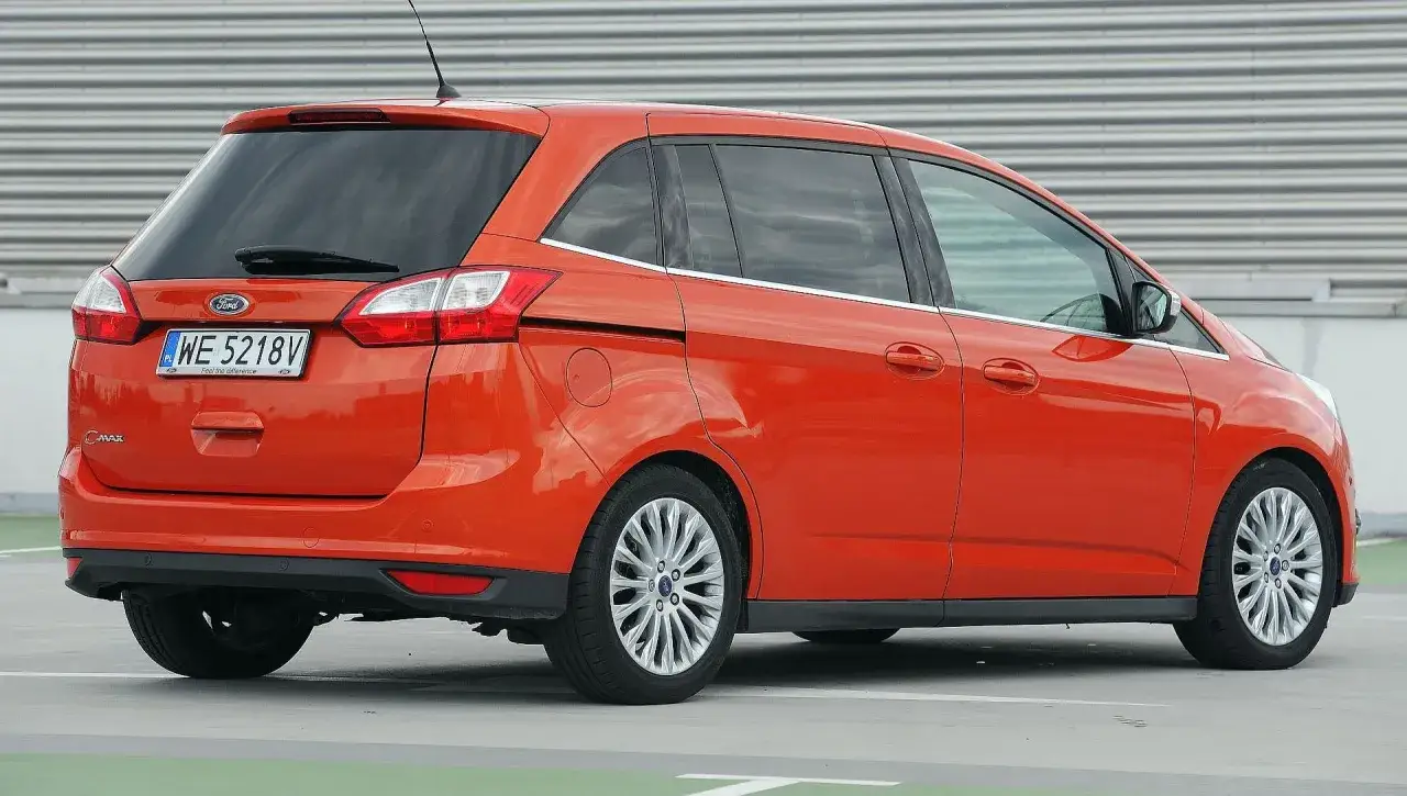 Pomarańczowy Ford C-Max, ciekawi jaki silnik napędza ten rodzinny van?