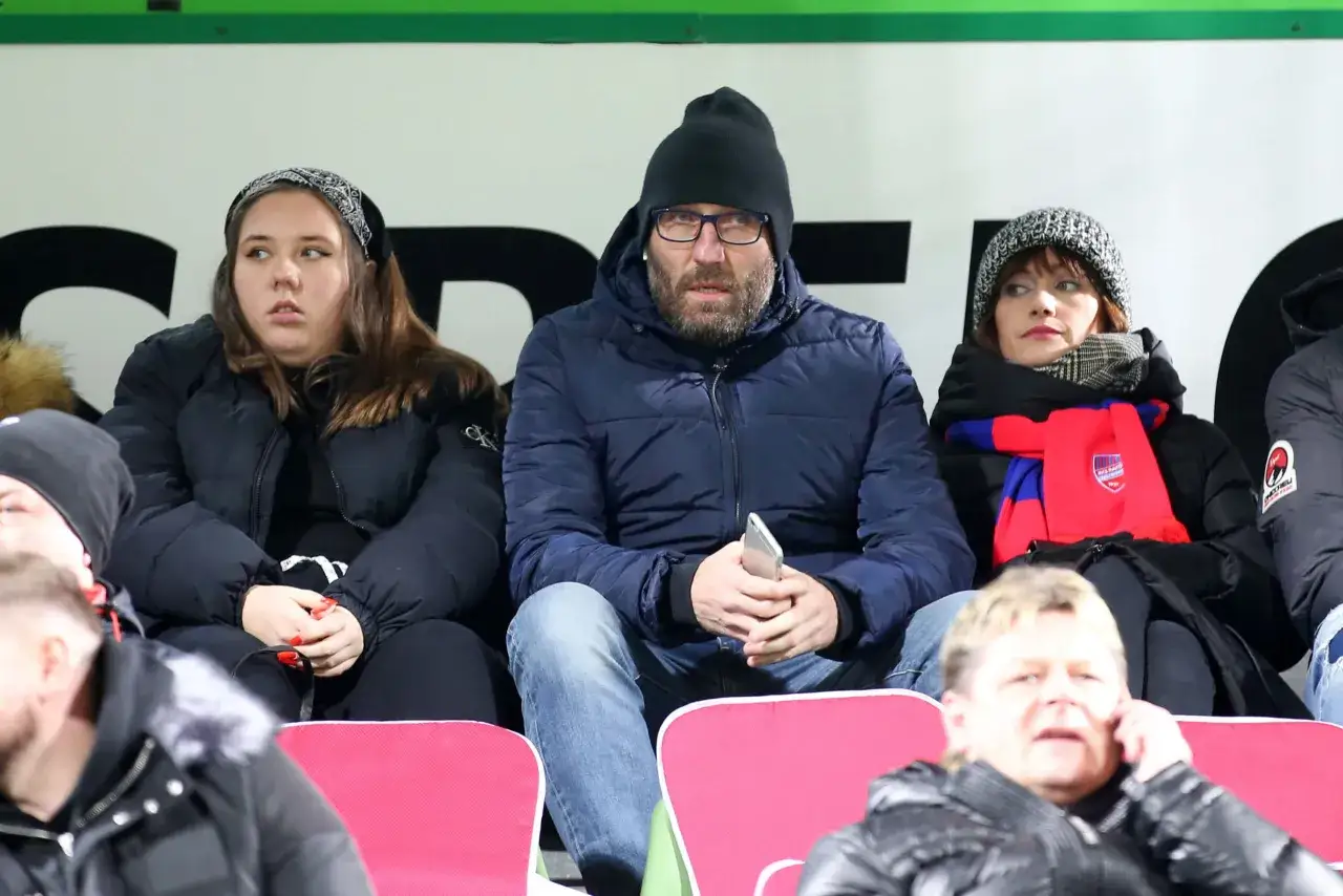 Marek Papszun z rodziną na trybunach.