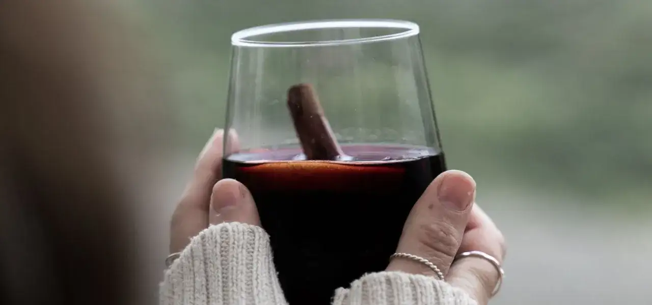 Jak pić grzańca? Odkryj sekrety idealnego smaku i aromatu