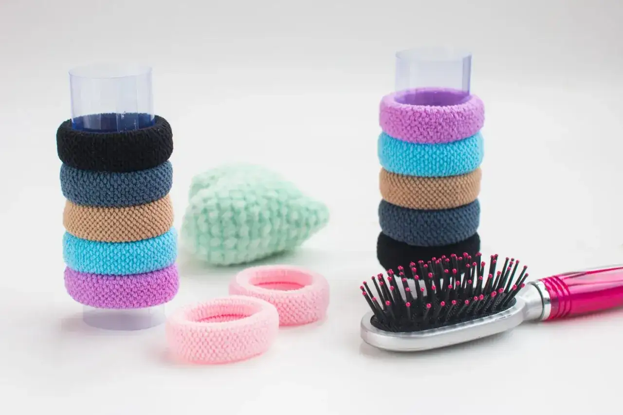 Koniec z ginącymi gumkami! Jak przechowywać akcesoria do włosów?