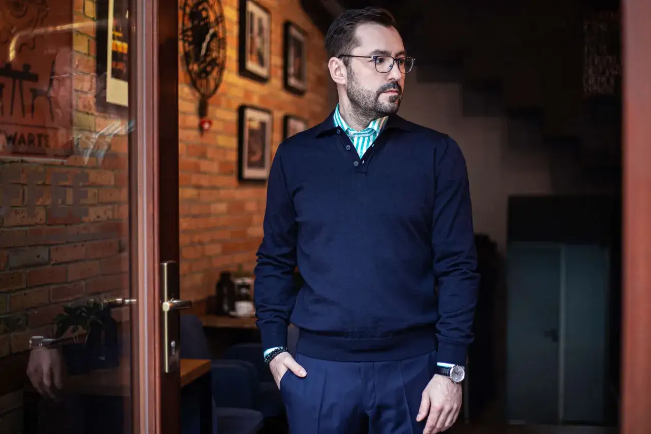 Jak wybrać idealny sweter do koszuli na każdą okazję?