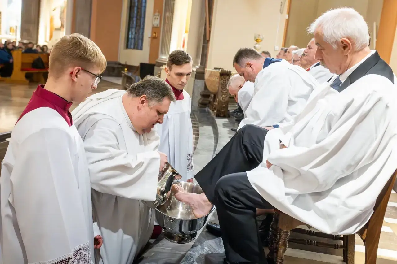 Podczas mszy Wieczerzy Pańskiej kapłan obmywa stopy wiernym, symbolizując pokorę i służbę.