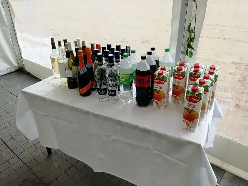 Jakie napoje na wesele w jakich butelkach? Oto najlepsze propozycje