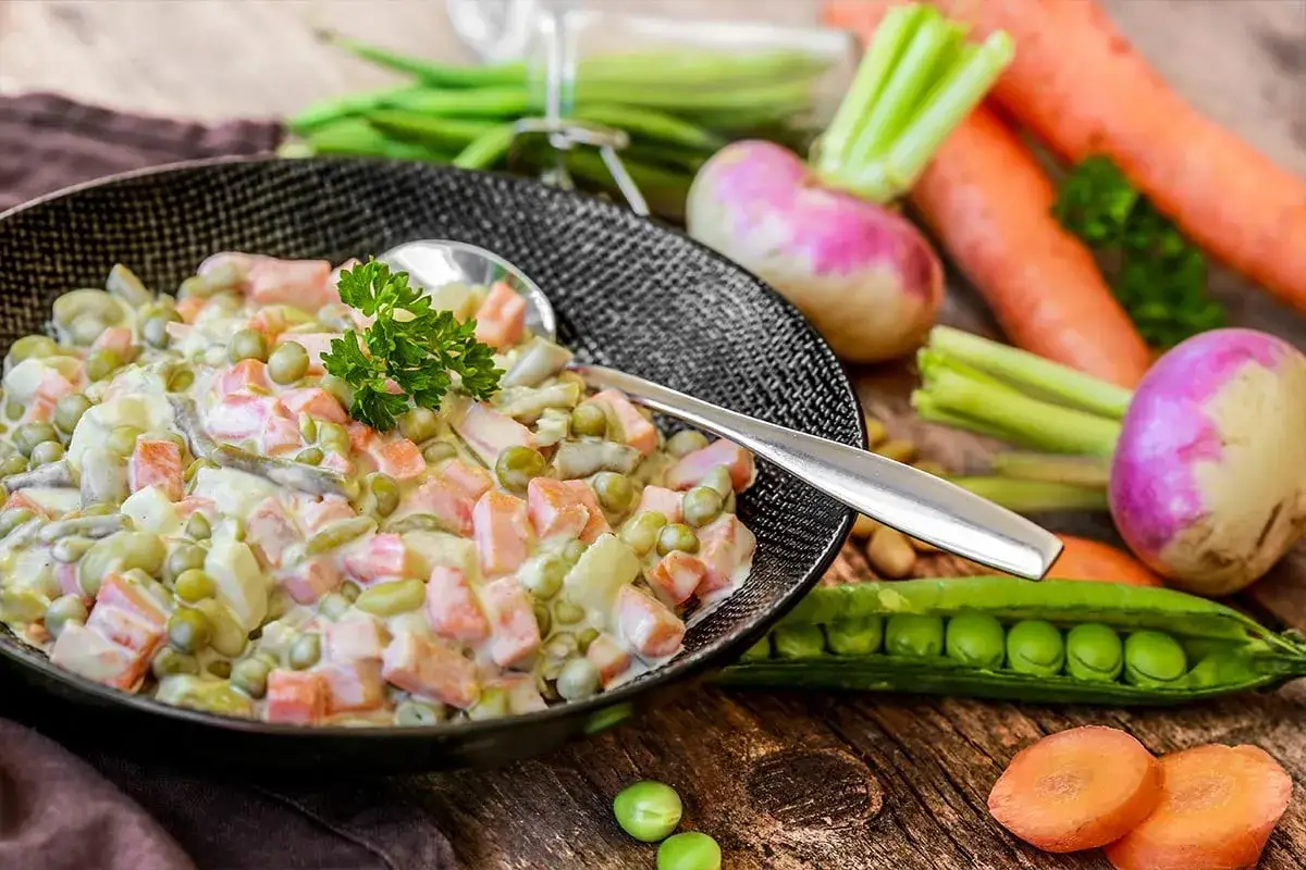 Ile czasu gotować warzywa na sałatkę, aby były chrupiące i zdrowe