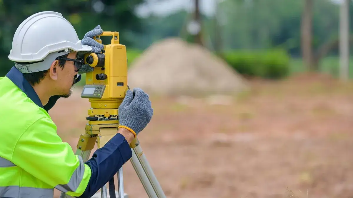 Jak geodeta mierzy działkę? Odkryj tajniki precyzyjnych pomiarów