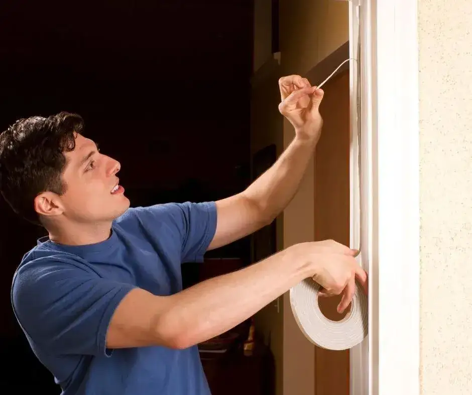 Jak wyciszyć drzwi wejściowe w bloku i zredukować hałas z zewnątrz