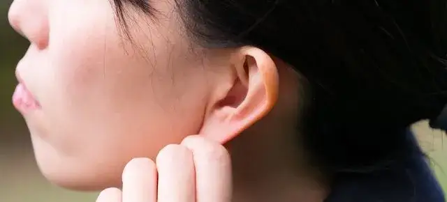 Szum w uchu przyczyna: poznaj najczęstsze powody i objawy