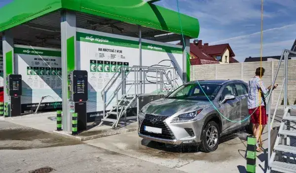 Jak dobrze umyć auto na myjni bezdotykowej, aby uniknąć zarysowań
