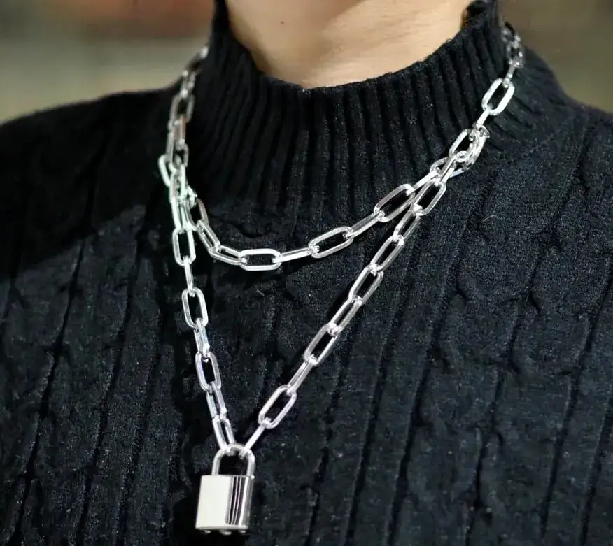 Naszyjnik z kłódką co to znaczy? Odkryj jego głębokie znaczenie