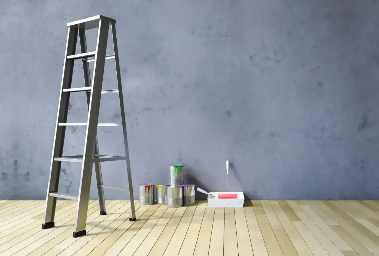 Drabina, puszki z farbą i wałek do malowania czekają na Ciebie. Dowiedz się, jak malować ściany bez smug i odmień swoje wnętrze!