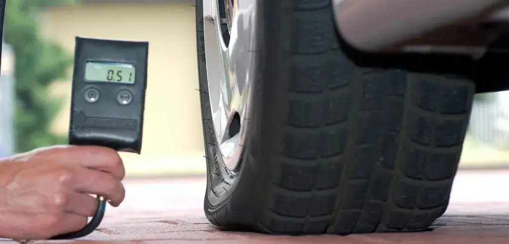 Jakie ciśnienie w oponach? Klucz do bezpieczeństwa i oszczędności